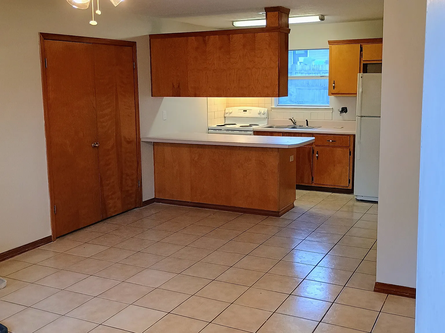 3 bed, 934 sqft, $1,350 — Photo 3