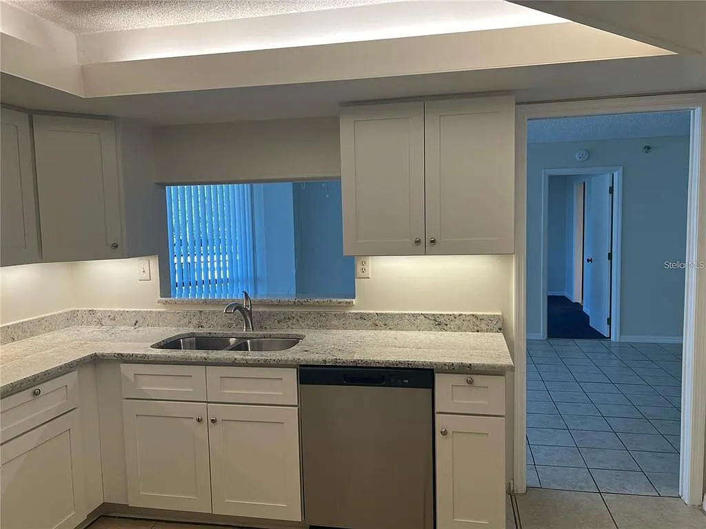 1 bed, 1.5 bath, 950 sqft, $2,400 — Photo 3
