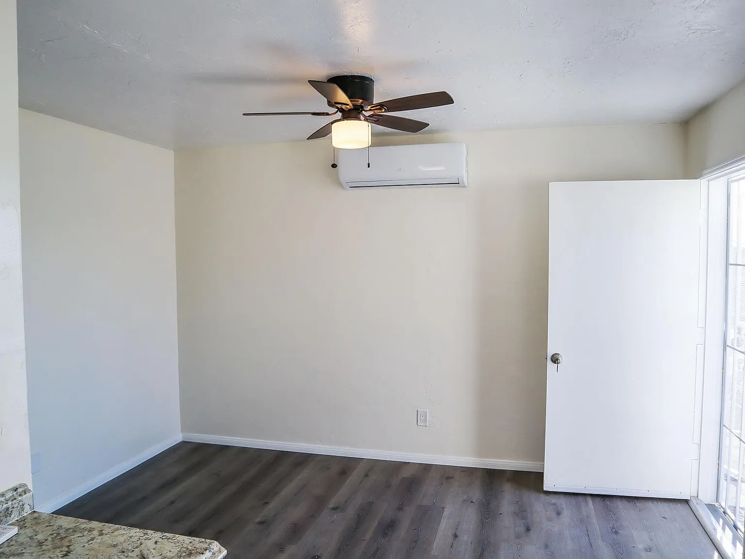 2 bed, 640 sqft, $2,300 — Photo 4