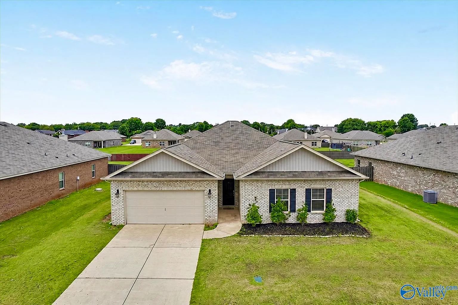 4 bed, 2.0 bath, 2303 sqft, $2,000 — Photo 1