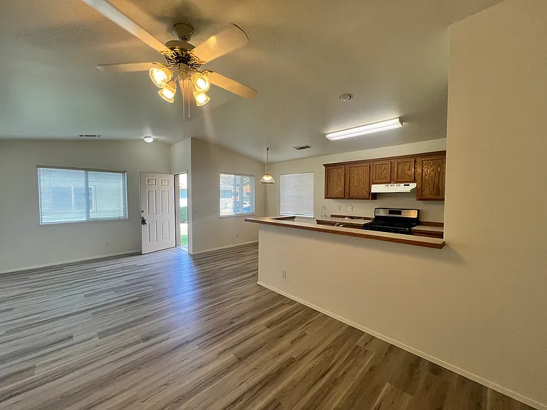 709 NE Savannah Dr #3 — Photo 8