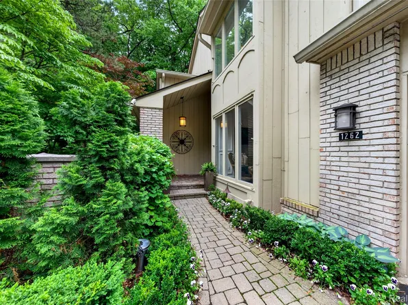 1262 Woodcrest Cir, Bloomfield, MI 48304