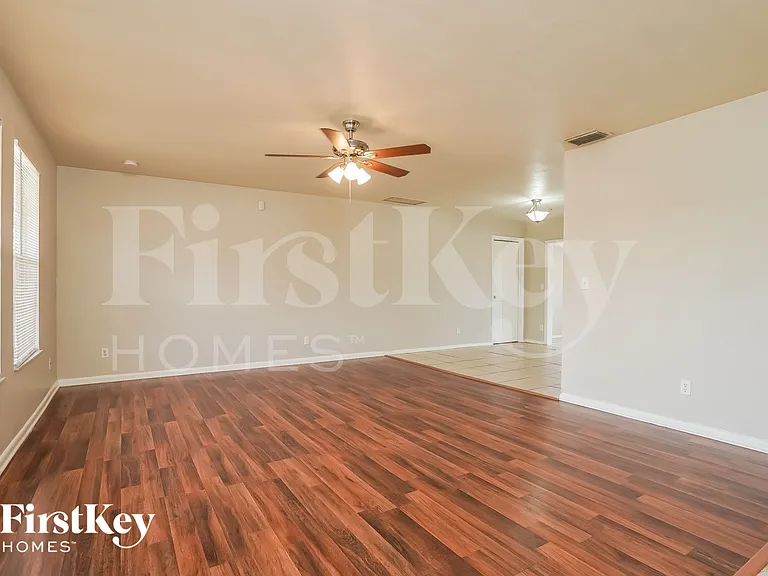 432 SW 37th Ter — Photo 2