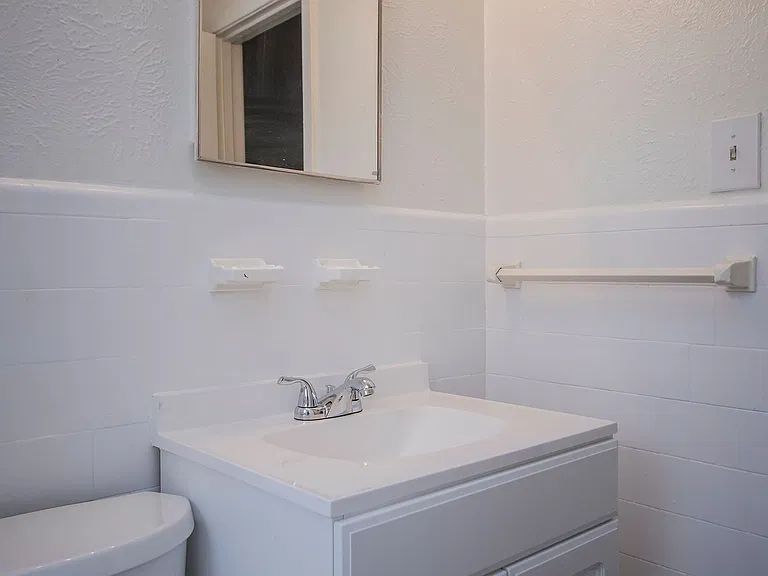 1419 Hyde Park — Photo 14