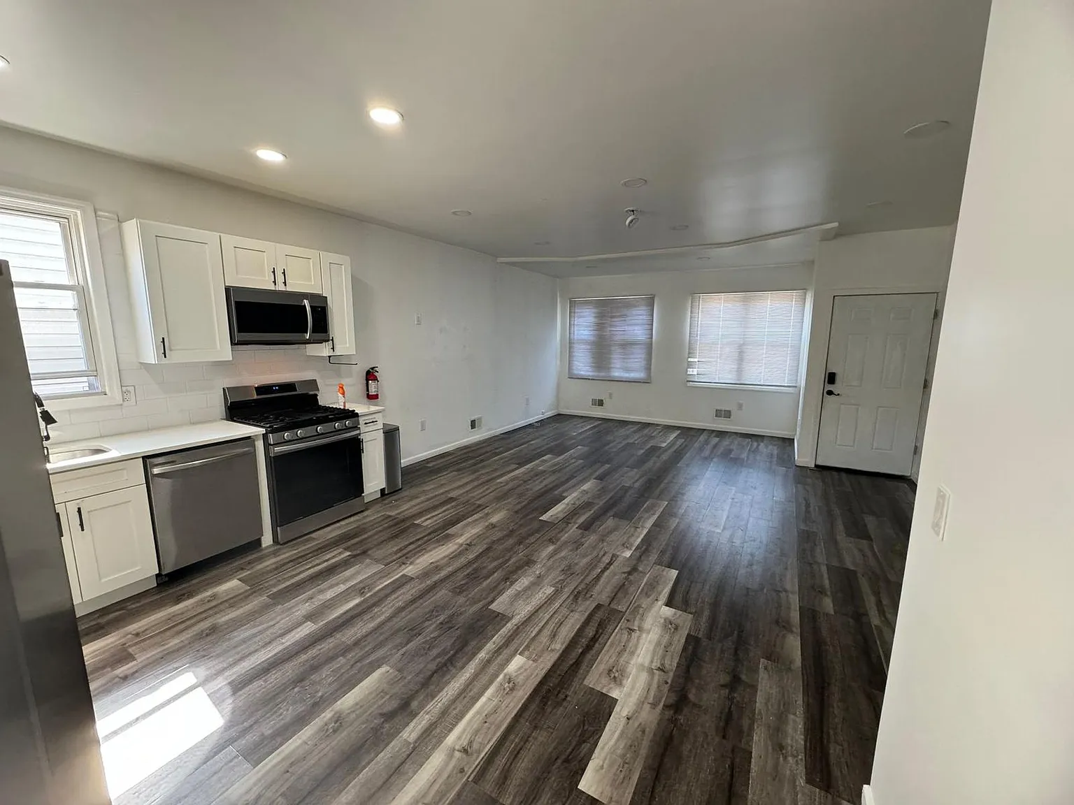 3 bed, 1100 sqft, $3,100 — Photo 2