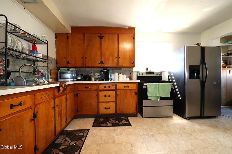 4th image of 828 Harrison Avenue