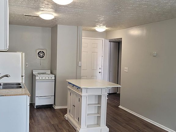 Eat-in Kitchen, just add stools!