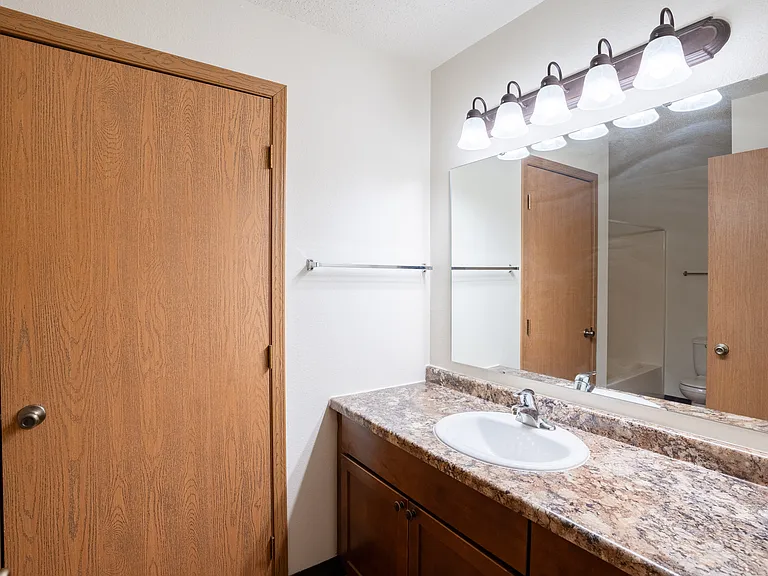 Fargo, ND Park Place Apartments | 32A | Bathroom