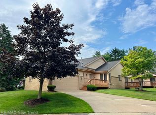 22135 River Ridge Trl, Farmington, MI 48335