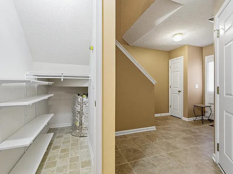 1094 Oakdale Ct — Photo 11