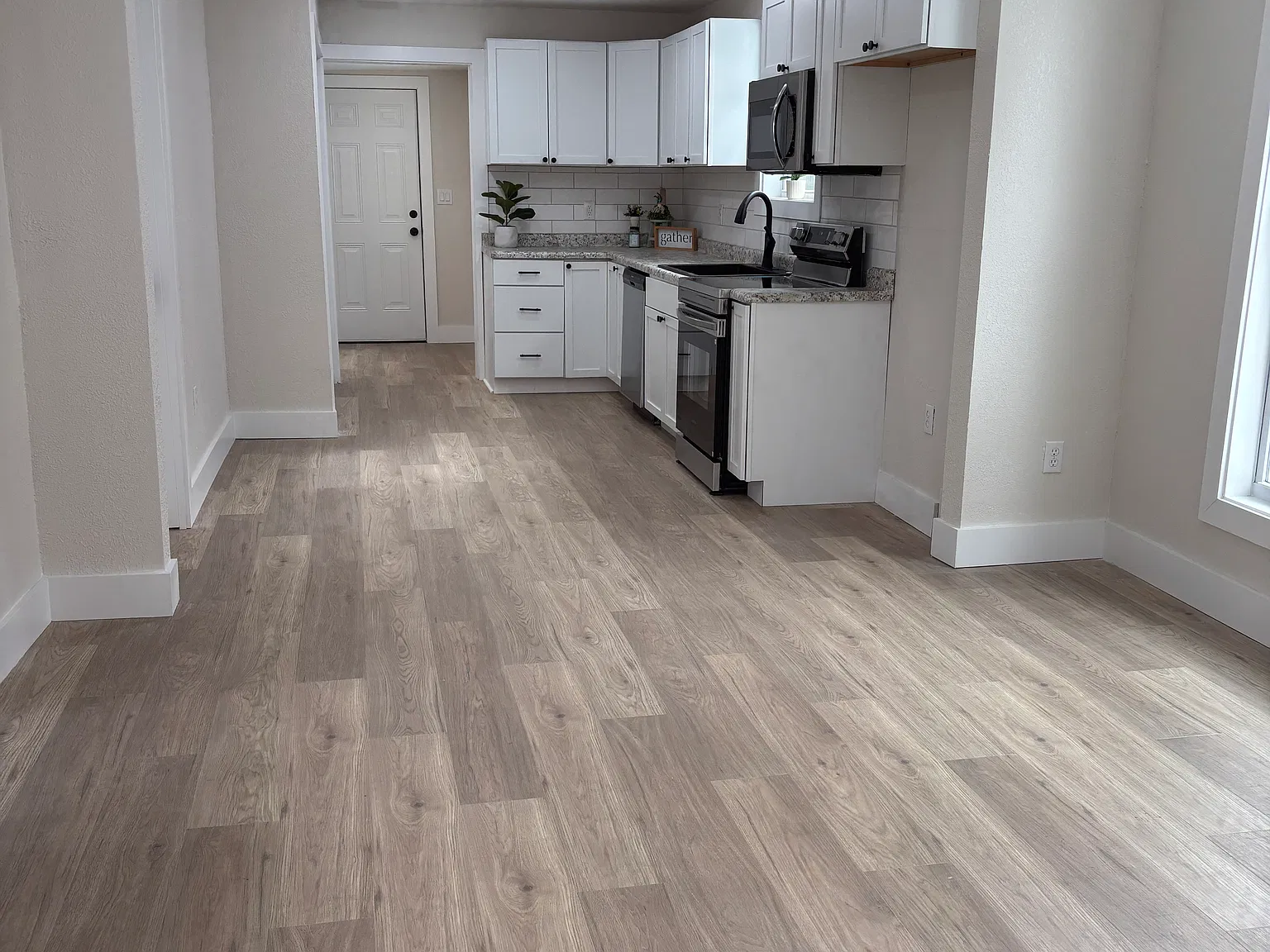 3 bed, 1037 sqft, $1,323 — Photo 3