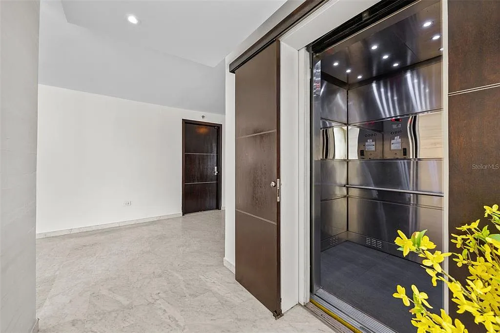 3 bed, 2.5 bath, 3047 sqft, $9,500 — Photo 3