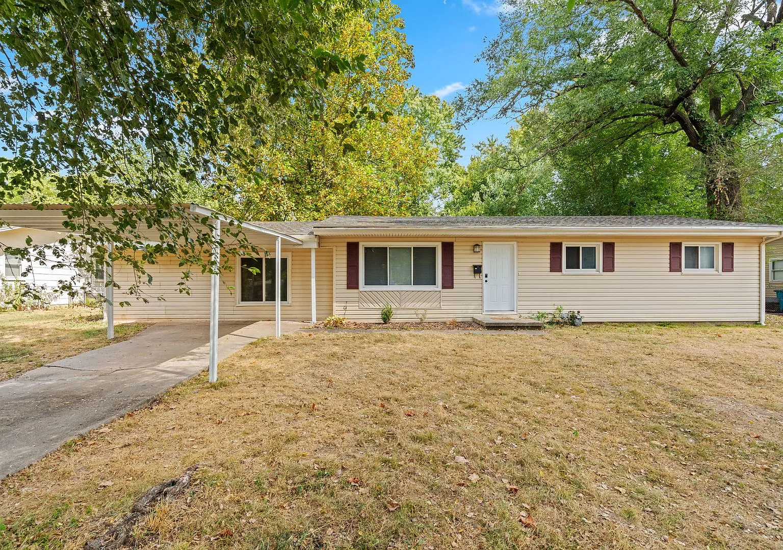 Spacious 4-Bedroom Home with Bonus Living Space & Large Backyard! — Photo 4