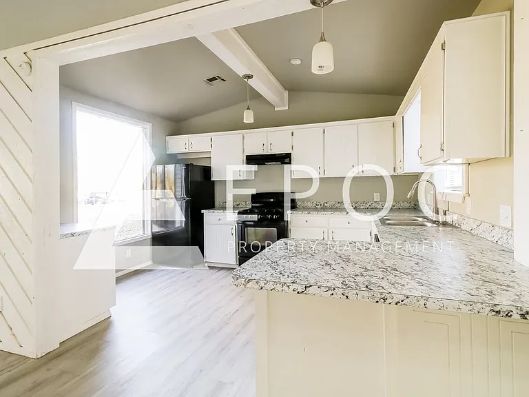 626 Cedar Ave — Photo 3