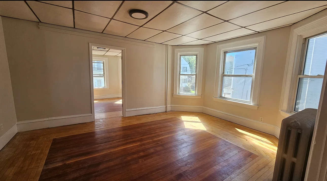 4 bed, 1000 sqft, $2,300 — Photo 3