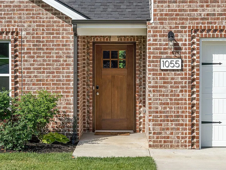 1055 Barnhill Rd — Photo 2