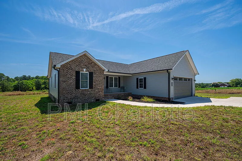 3 bed, 2.0 bath, 1359 sqft, $1,800 — Photo 2