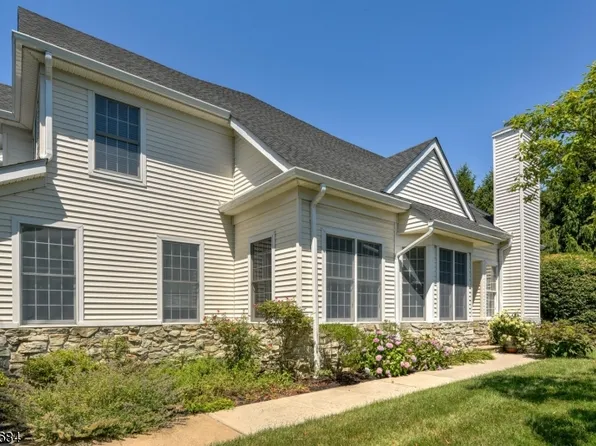 25 La Costa Dr, Clinton Twp., NJ 08801