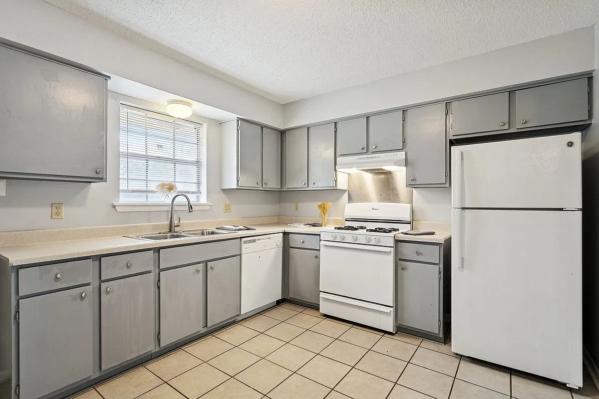 2 bed, 1.0 bath, 926 sqft, $1,300 — Photo 3