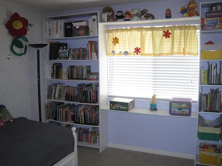 Bedroom with build in shelves