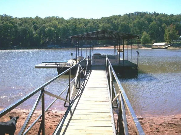 525 Shawnee Trl, Toccoa, GA 30577