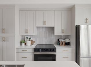 2536 Shelbourne St #8, Victoria, BC V8R4M4