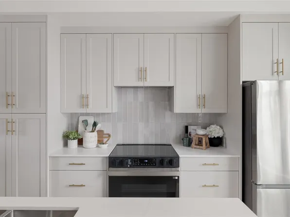 2536 Shelbourne St #8, Victoria, BC V8R 4M4