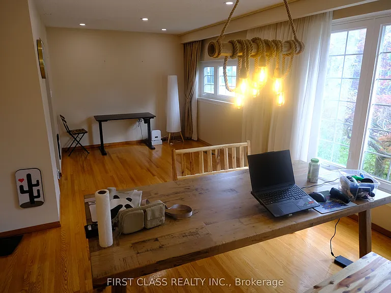 64 Grove Park Cres — Photo 3