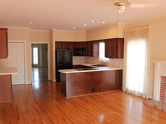 5th image of 1601 Cambridge Dr