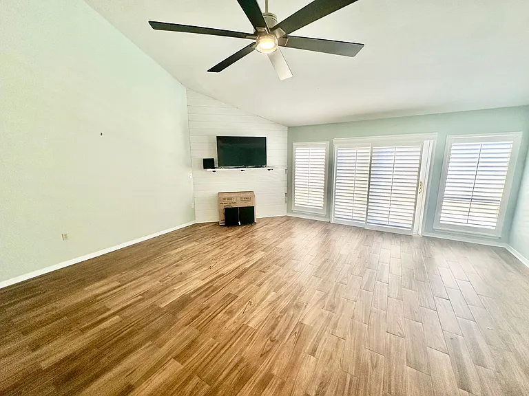 937 Holbrook Cir — Photo 16