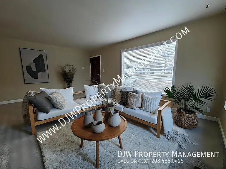 624 W Linden St — Photo 2