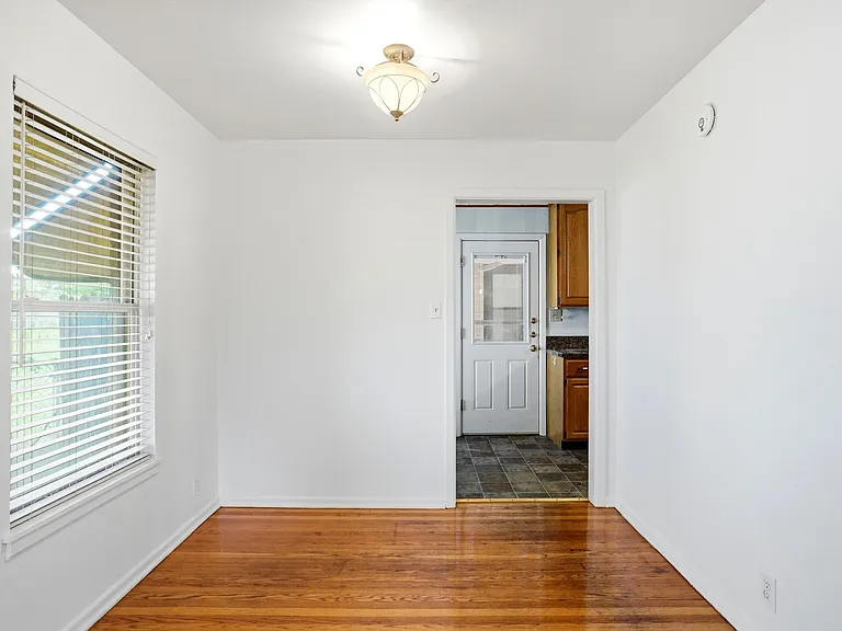 900 Emery St — Photo 7