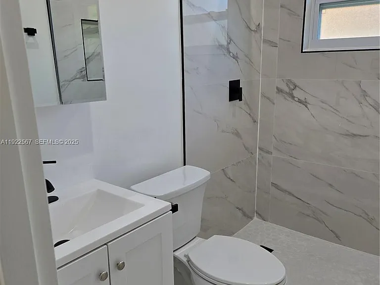 987 NE 145 N — Photo 15