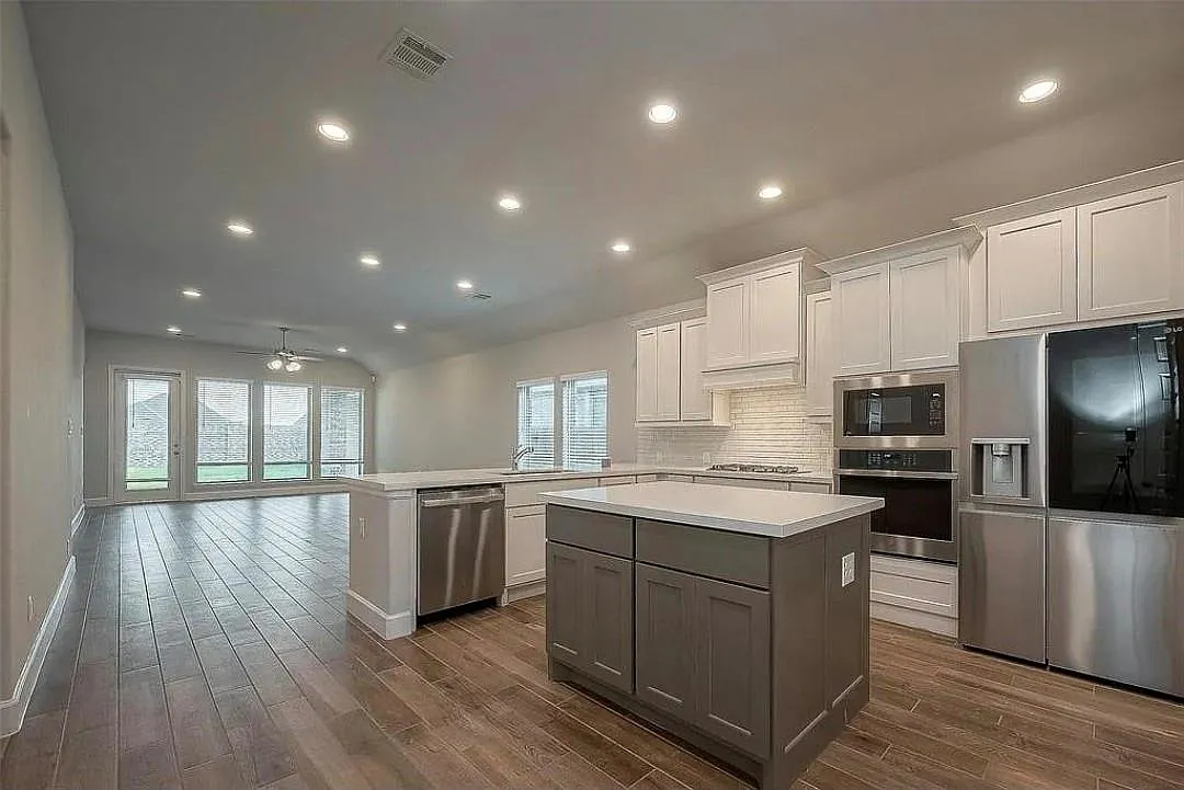 4 bed, 2.0 bath, 2088 sqft, $3,300 — Photo 3