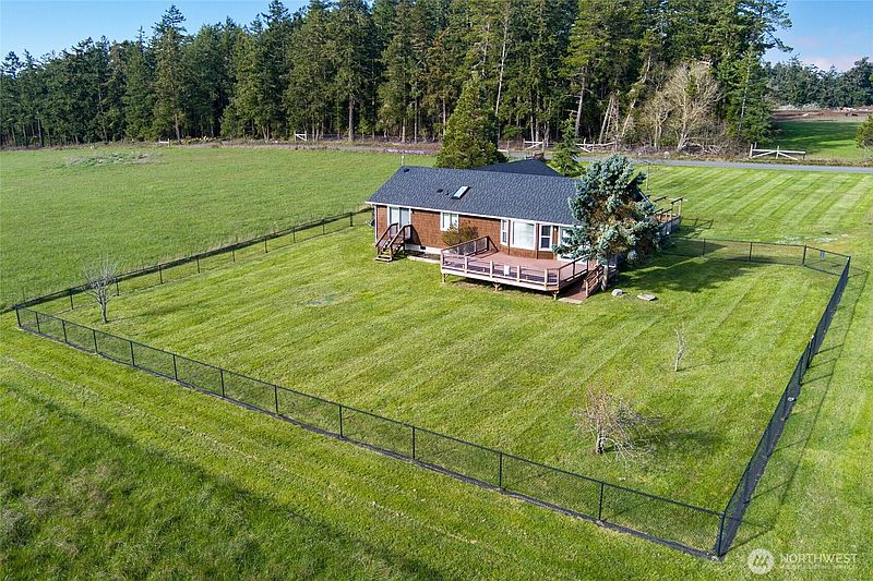 3rd image of 549 Davis Bay Road