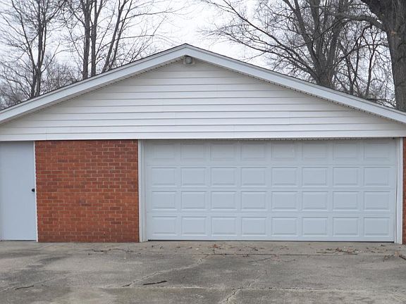 2 1/2 car detached garage