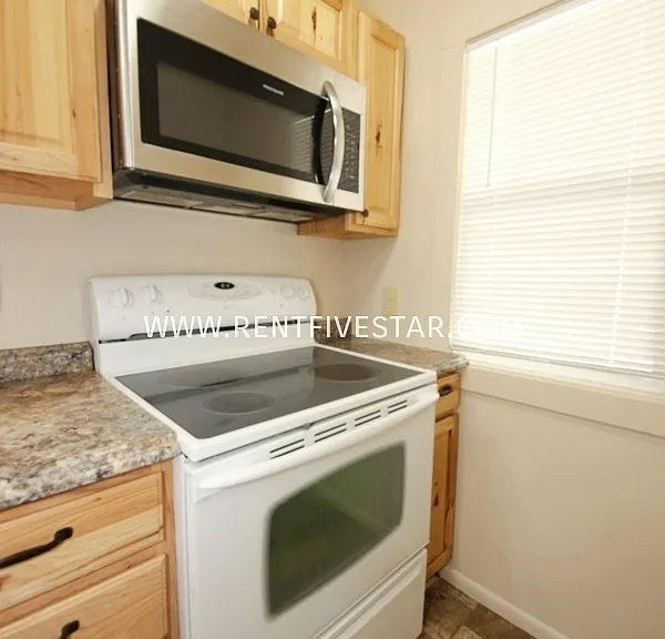 916 E Halliday St — Photo 4