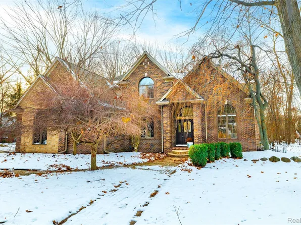 22015 Ember Ct, Grosse Ile, MI 48138