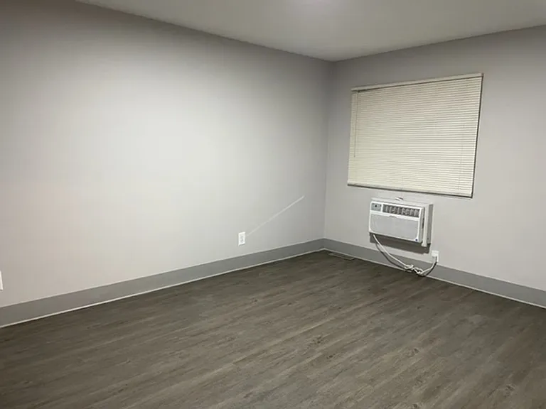 Apartment off 28th and Clyde Park Available — Photo 100