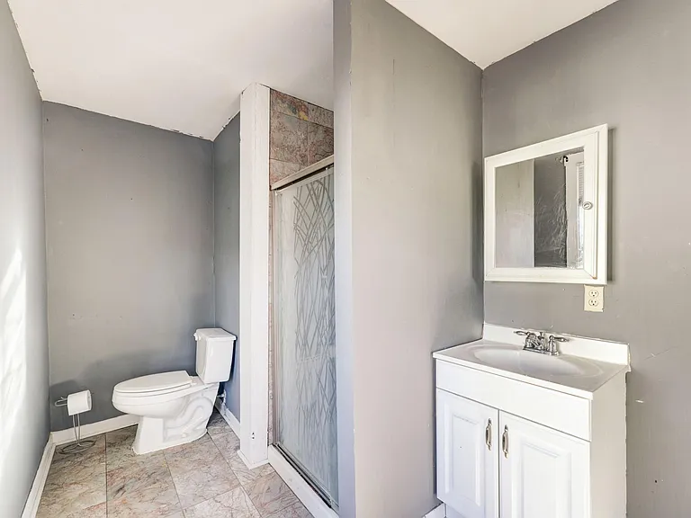 222 1/2 Marshall St #B — Photo 8