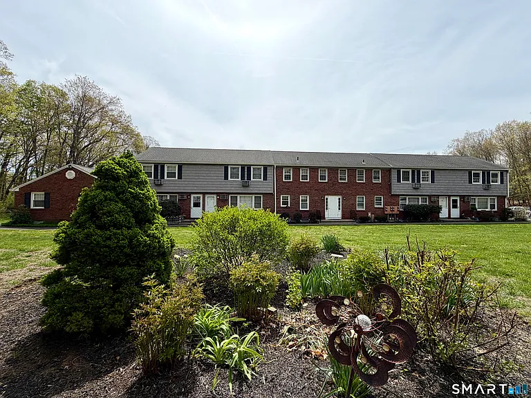 47 Old Farms Ln #47 — Photo 3