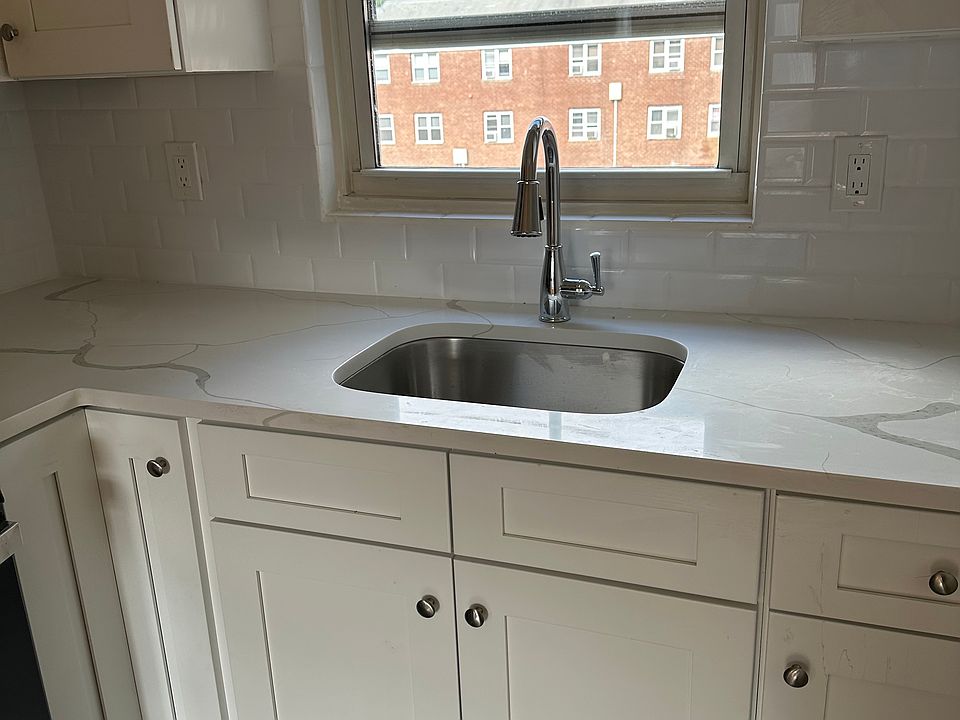 1st image of 8 Dulles Dr #1