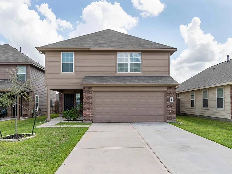 19007 Moynihan Dr — Photo 1