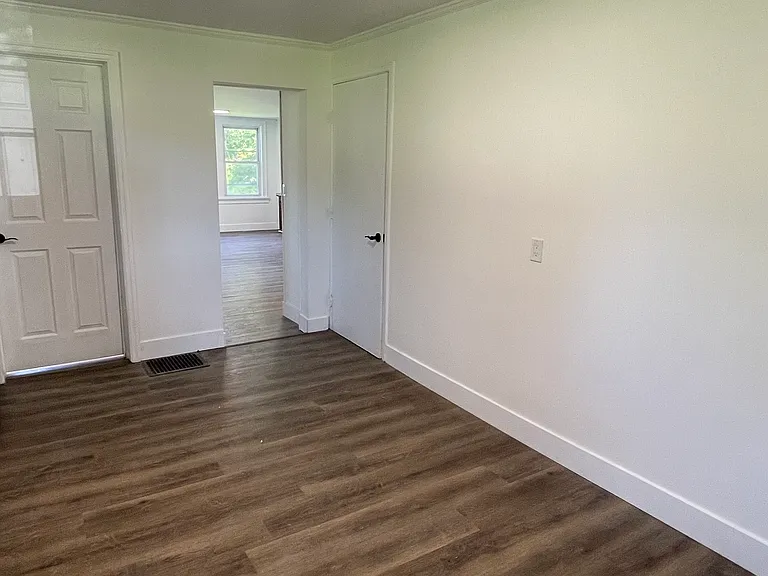 240 Robinson St — Photo 18