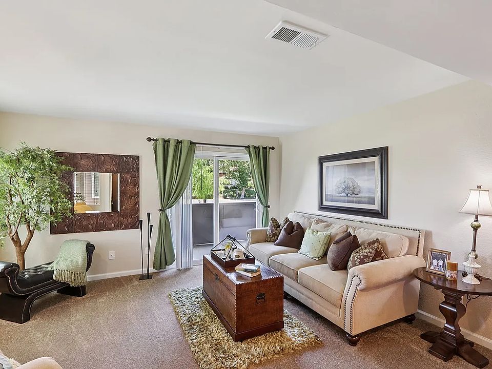 2 Bedroom 2 Bathroom Model (1,093 sqft.)

Living Room