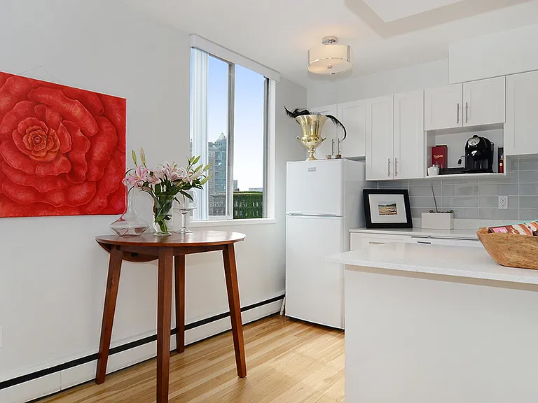 1952 Comox St #501 — Photo 4