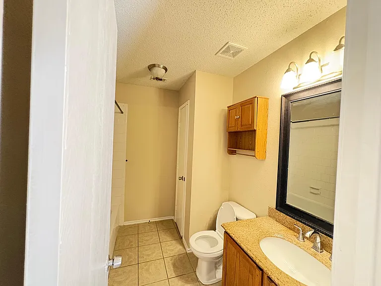 204 Lochwood Dr — Photo 6