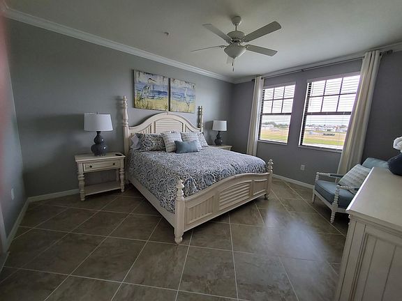 Master Bedroom - w/king bed and 43" TV