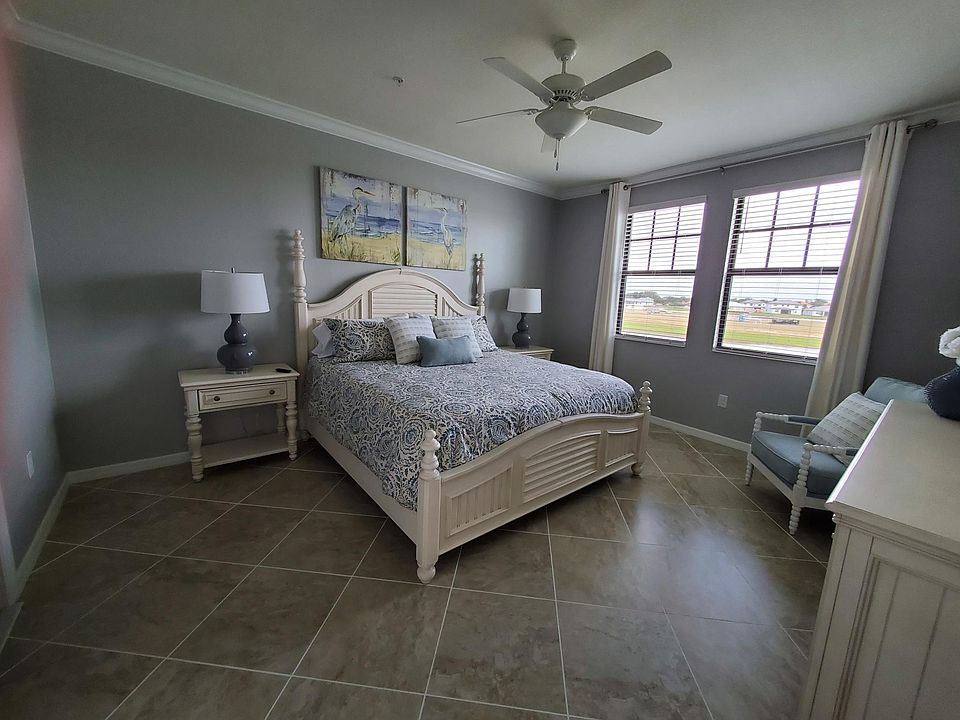 Master Bedroom - w/king bed and 43" TV