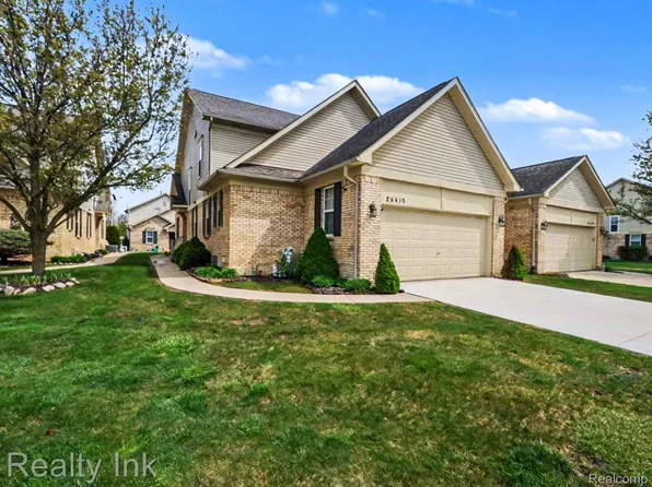 25419 Bohn Ct, Flat Rock, MI 48134